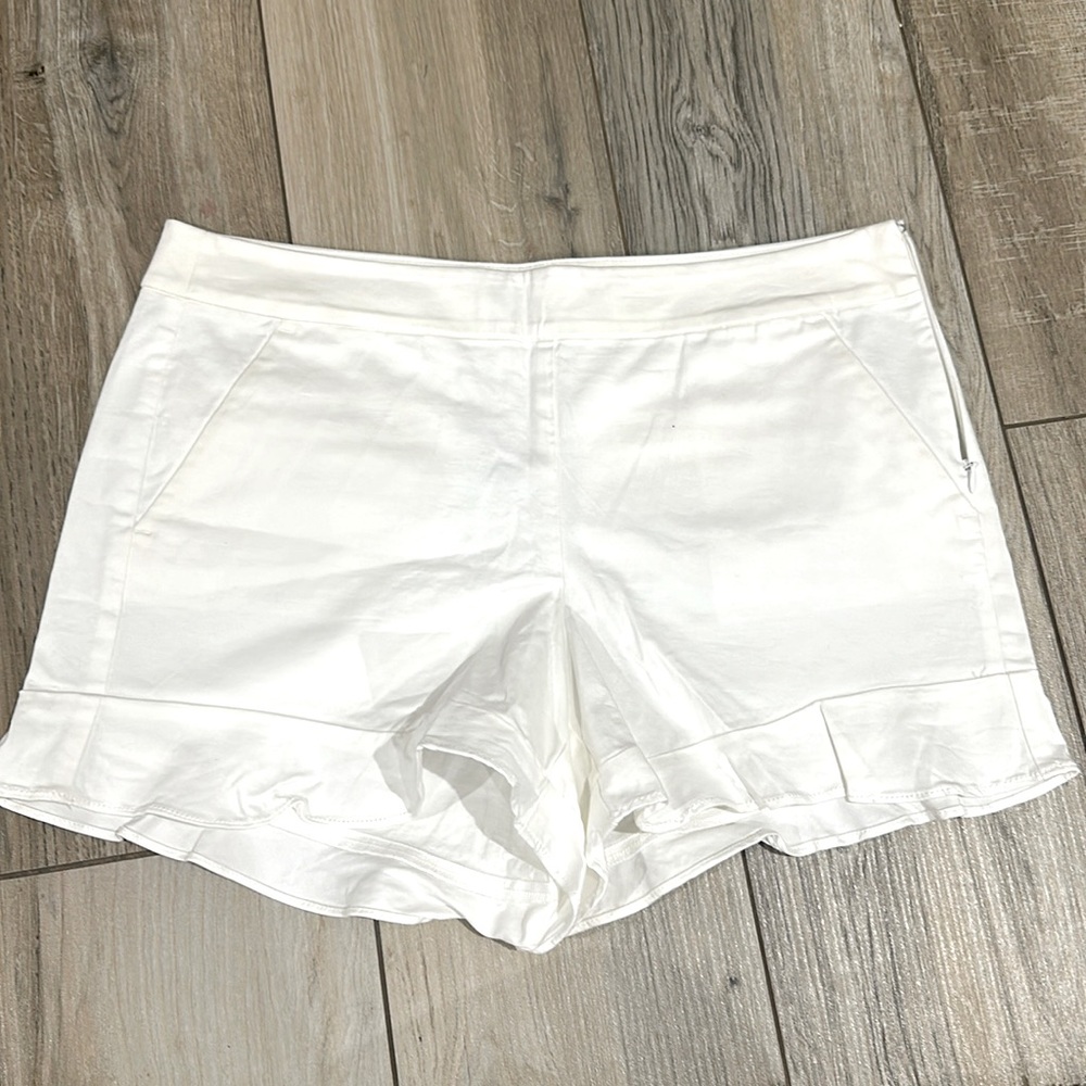 White shorts with ruffle hem